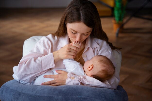 Jak radzić sobie z emocjami po narodzinach dziecka?